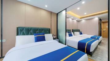 Minibar, in-room safe, laptop workspace, blackout curtains