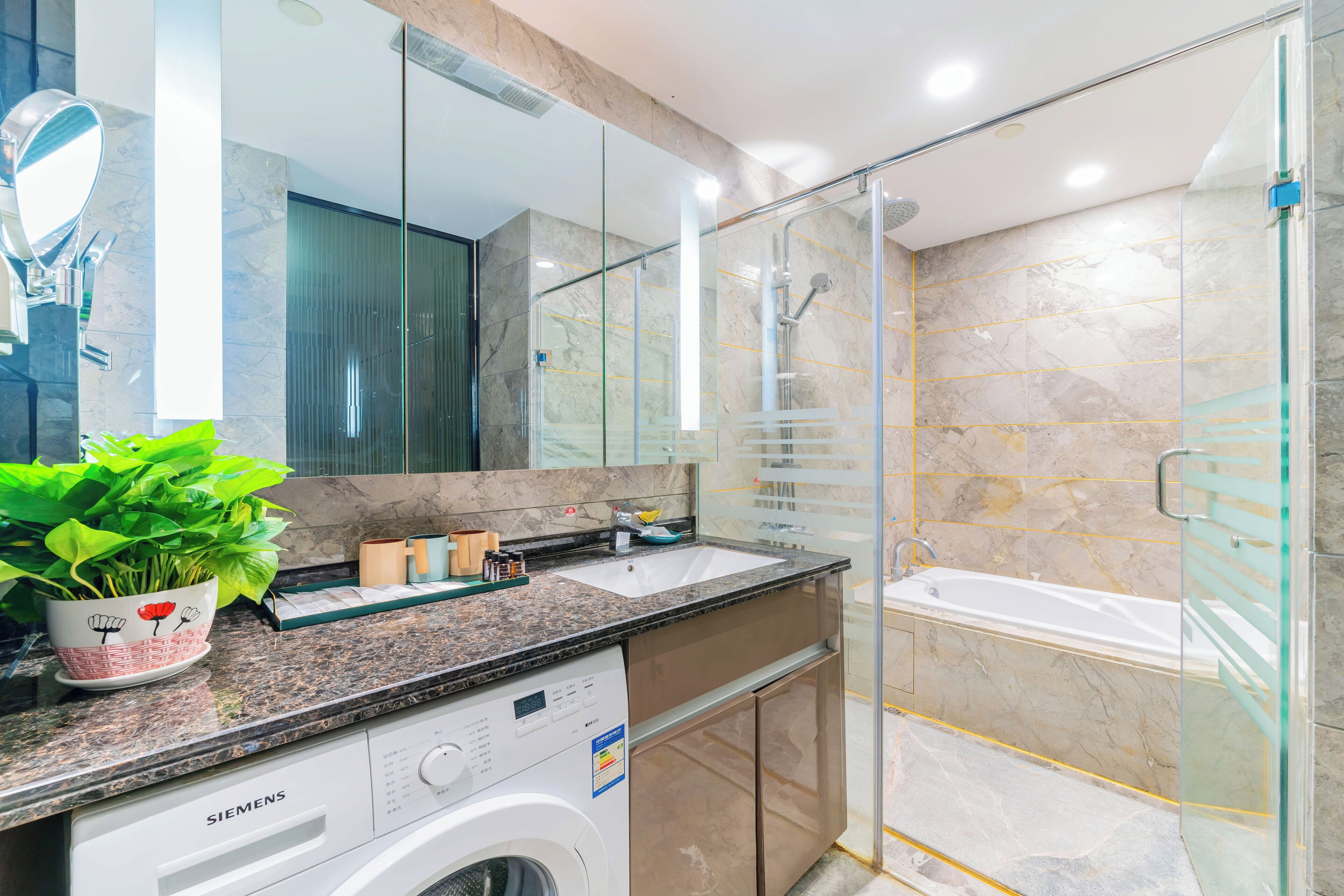 Executive-Dreibettzimmer, Stadtblick | Badezimmer | Dusche, Regendusche, Haartrockner, Hausschuhe