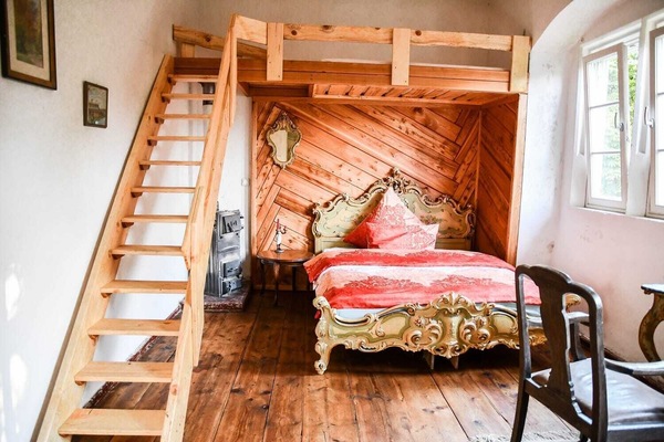 Schlafzimmer mit herrschaftlichem Bett