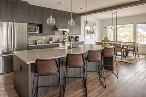 Kühlschrank, Mikrowelle, Ofen, Herdplatte