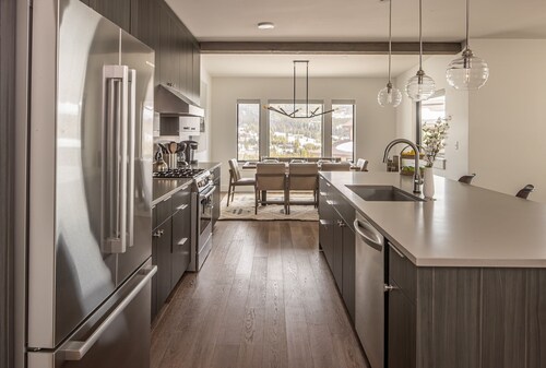 Book for Winter! Ski Condo with Hot Tub, Ping-Pong Table and Ski Storage!