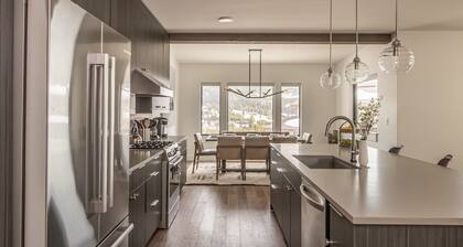 Book for Winter! Ski Condo with Hot Tub, Ping-Pong Table and Ski Storage!