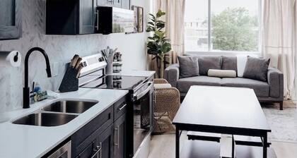 Capitol Views | 2BR Luxury w/ Rain Showers + WiFi