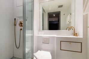 Deluxe Room | Bathroom | Bathtub, towels