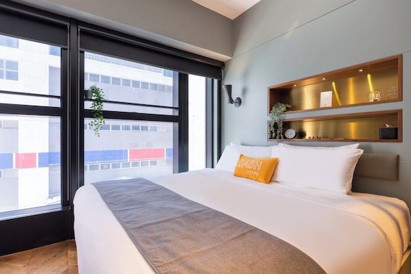 Habitación triple familiar, vista a la ciudad | Escritorio y wifi gratis 