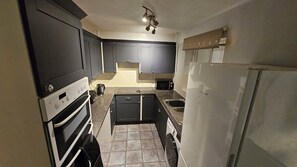 Private kitchen - A modern 4 Bedroom and 2 bathrooms House. Private parking. Quiet area. (Quedgeley)