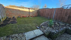 Property grounds - A modern 4 Bedroom and 2 bathrooms House. Private parking. Quiet area. (Quedgeley)