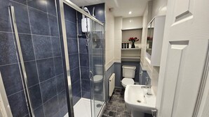 Dusche, Haartrockner, Handtücher, Seife