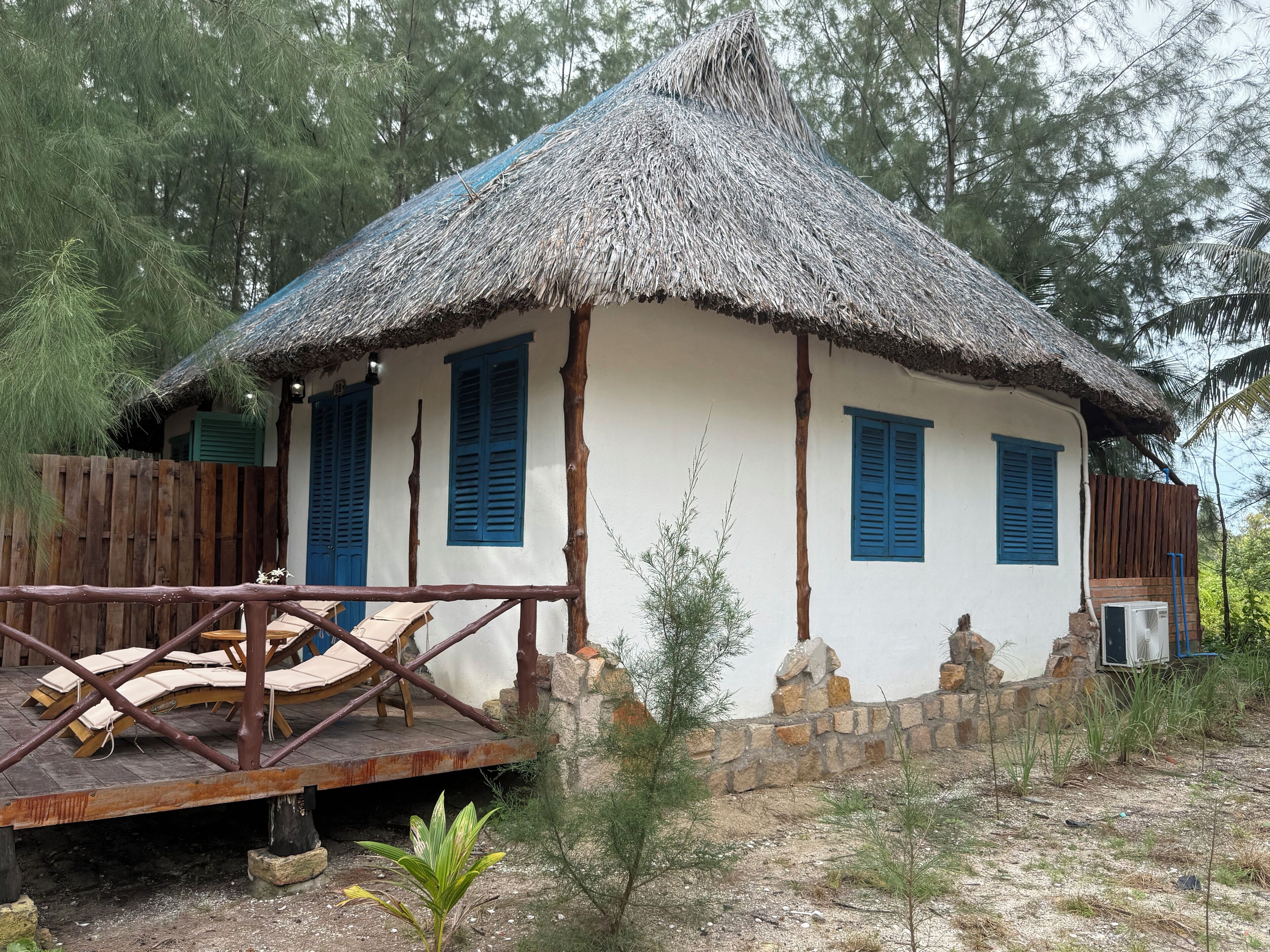 Ocean Breeze King With Bathtub Bungalow | Hypo-allergenic bedding, individually decorated, individually furnished