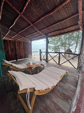 Ocean Breeze King Bed Bungalow | Hypo-allergenic bedding, individually decorated, individually furnished