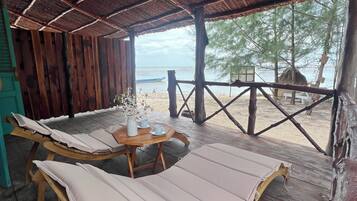 Ocean Breeze King With Bathtub Bungalow | Living area