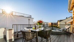 Outdoor dining - Luxury duplex apartment with terrace and free SPA use (Sylt)