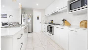 Doppelzimmer, Terrasse, Gartenblick | Wohnbereich | 32-Zoll-Smart-TV mit Kabelempfang, Netflix, Streaming-Dienste