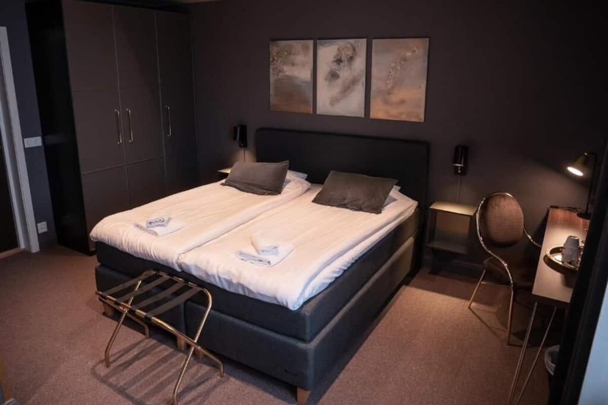 Deluxe Double Room, 1 King Bed (Extra bed for fee) | 迷你吧、書桌、筆電工作空間、遮光布/窗簾