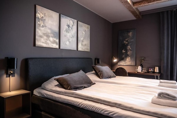 Deluxe tweepersoonskamer | Een minibar, een bureau, een laptopwerkplek, verduisterende gordijnen