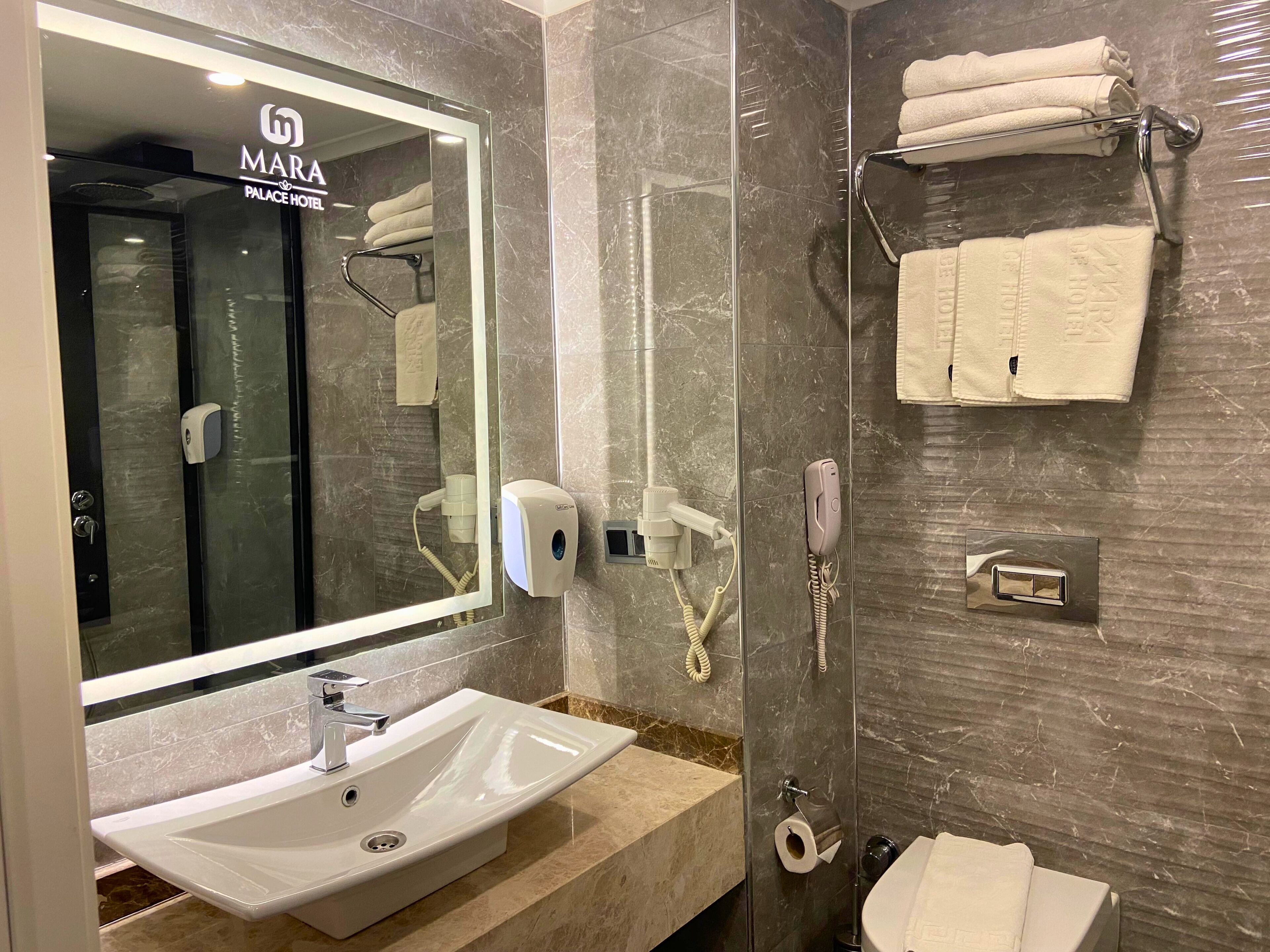 Habitación triple | Baño | Ducha, secador de pelo, zapatillas y jabón