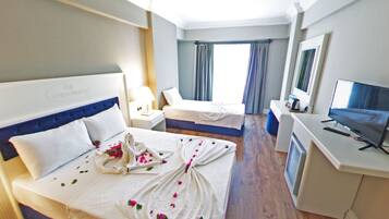 Trippelrum | Värdeförvaringsskåp på rummet, skrivbord och mörkläggningsgardiner