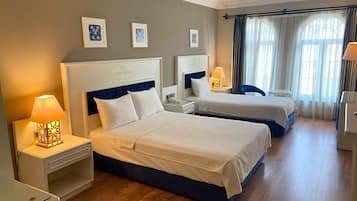 Habitación triple | Caja fuerte, escritorio, cortinas opacas y sistema de insonorización