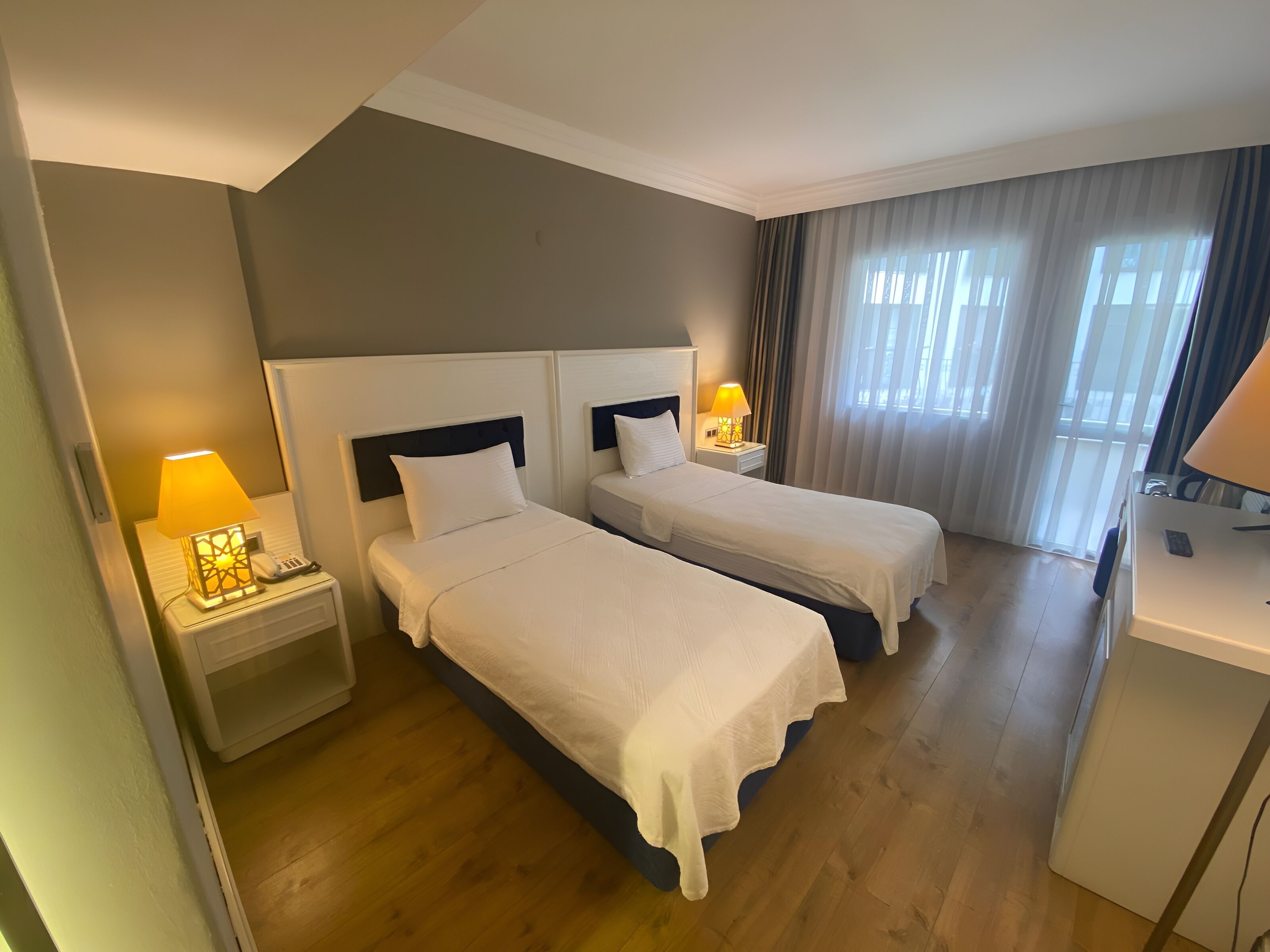 Economy tvåbäddsrum | Värdeförvaringsskåp på rummet, skrivbord och mörkläggningsgardiner