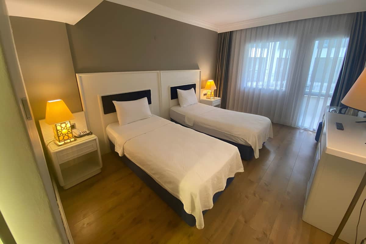 Chambre Ăconomique avec lits jumeaux | Coffres-forts dans les chambres, bureau, rideaux occultants