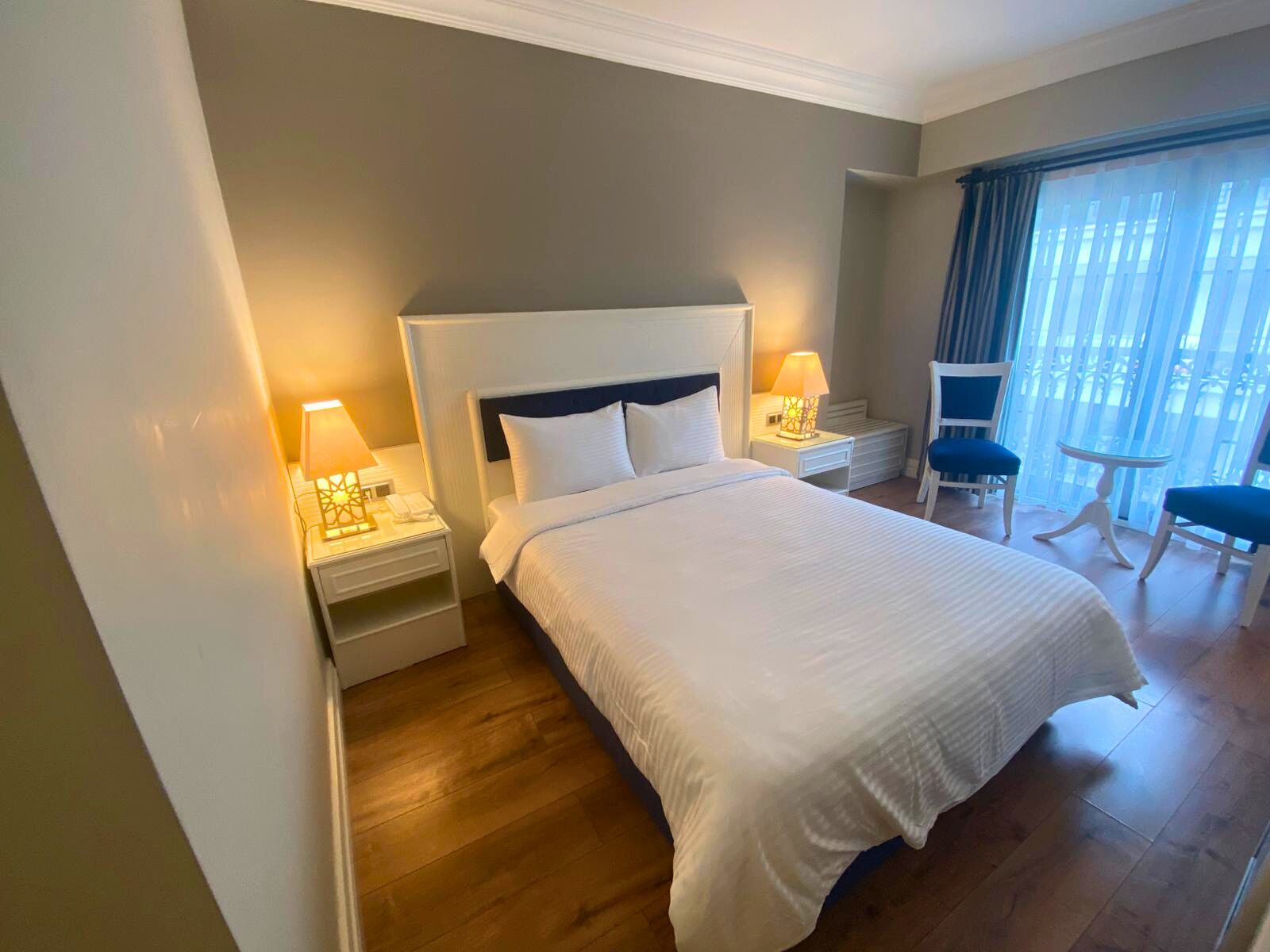 Economy enkelrum | Värdeförvaringsskåp på rummet, skrivbord och mörkläggningsgardiner