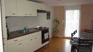 Kühlschrank, Ofen, Herdplatte, Wasserkocher mit Kaffee-/Teezubehör