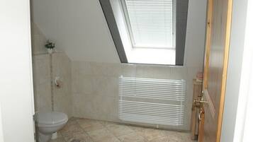 Douche, sĂšche-cheveux, serviettes fournies, papier toilette