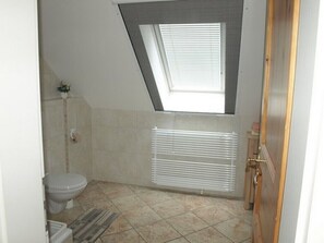 Shower, hair dryer, towels, toilet paper - Cozy and natural vacation apartment with terrace (Alt Zauche-Wußwerk)