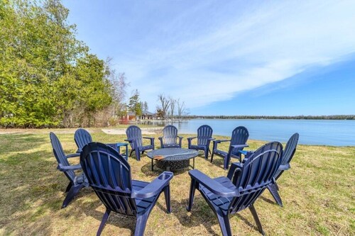 Lake|King|Kayaks|Game room|Firepit|AC|Dock