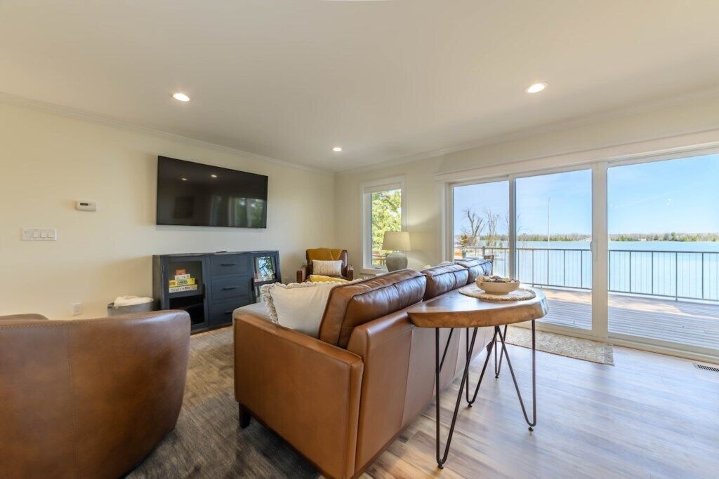 Téléviseur, table de ping-pong