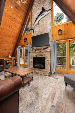 Smart TV - This one-of-a-kind A-frame cabin is full of mountain charm!! Short walk to all of the shops, restaurants, and the lake! (Shaver Lake)