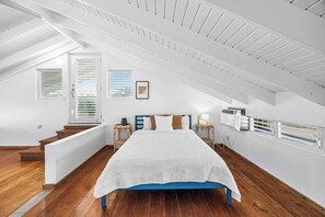 1 habitación, tabla de planchar con plancha y cuna de viaje 