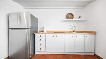 Réfrigérateur, micro-ondes, plaque de cuisson, cafetiÚre/bouilloire