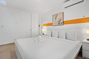 1 Schlafzimmer, Schreibtisch, Bügeleisen/Bügelbrett, Reisekinderbett