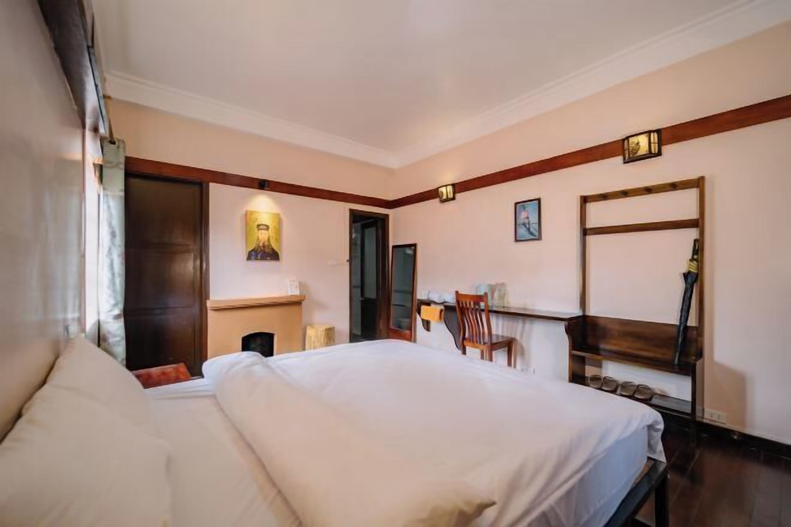 Een bureau, een laptopwerkplek, geluiddichte muren