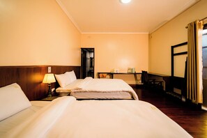 Traditional Quadruple Room, Mountain View | Meja, ruang kerja komputer riba, kalis bunyi, seterika/papan seterika 