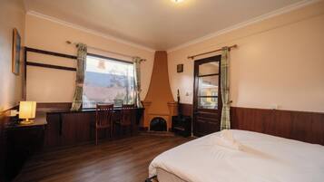 Signature Double Room, Mountain View | Desk, laptop workspace, soundproofing, iron/ironing board