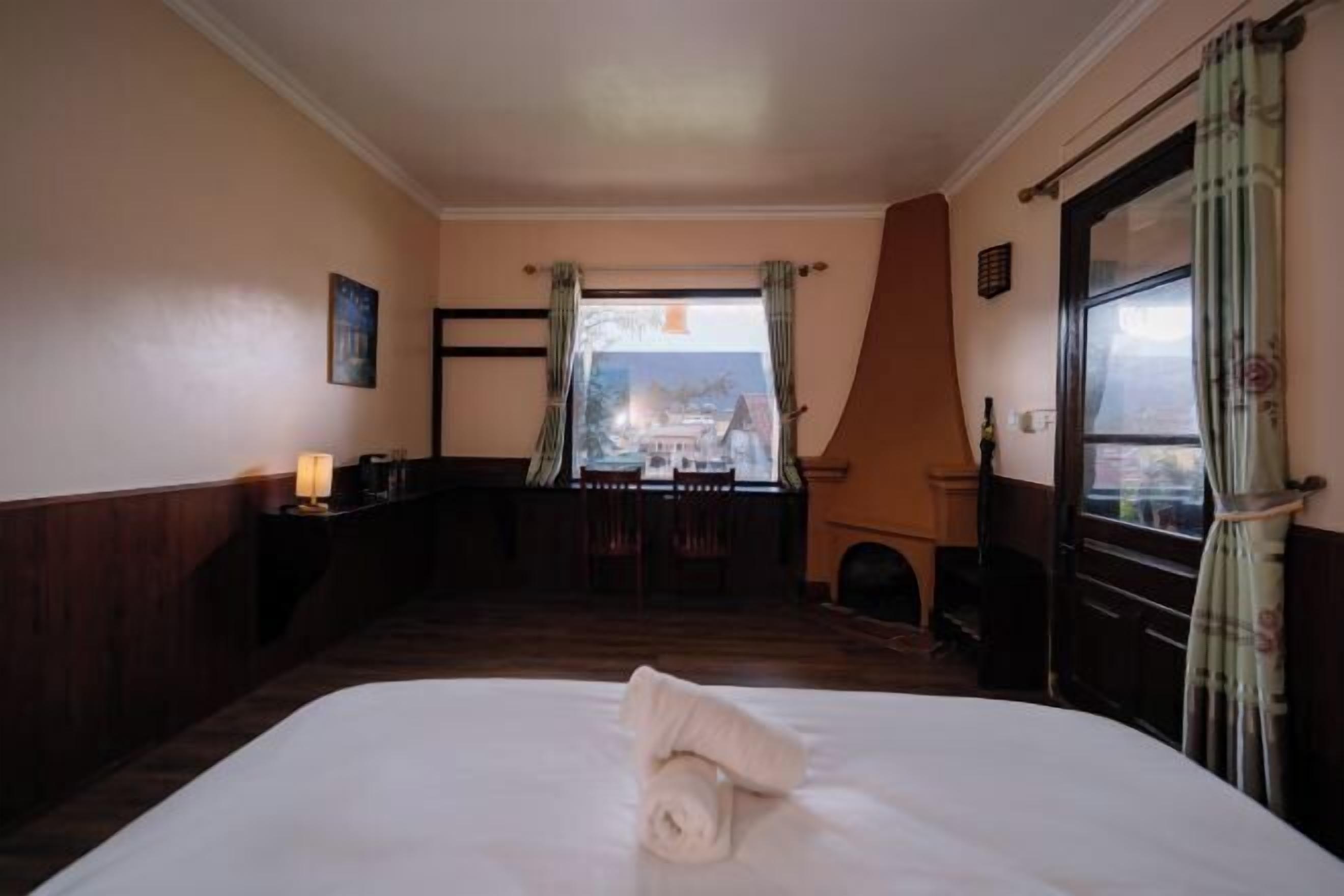 Een bureau, een laptopwerkplek, geluiddichte muren