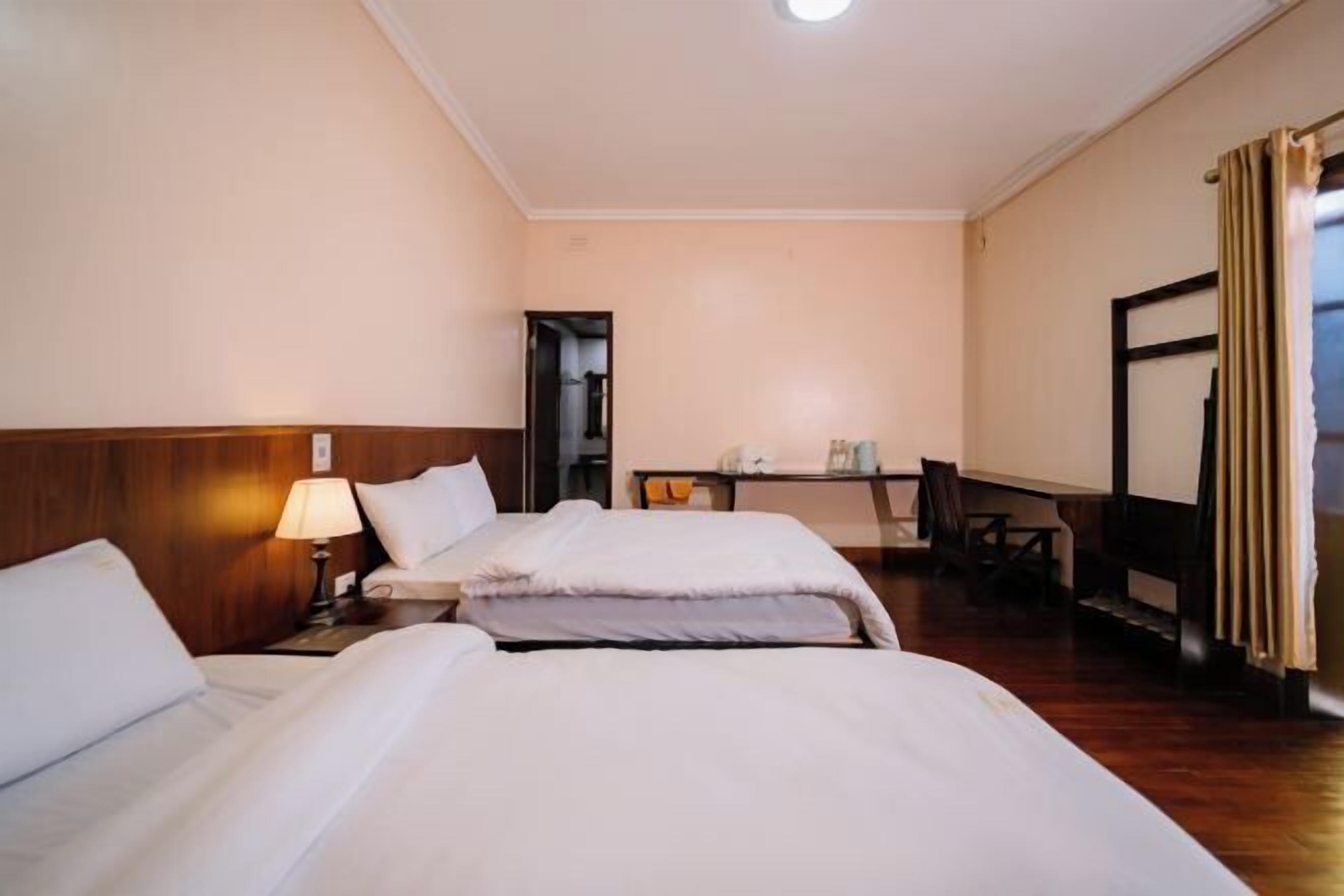 Een bureau, een laptopwerkplek, geluiddichte muren