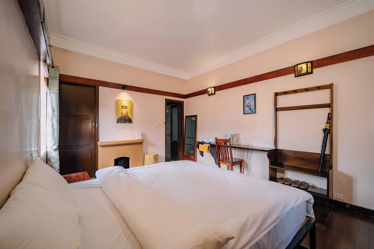Deluxe Double Room, Mountain View | Desk, laptop workspace, soundproofing, iron/ironing board