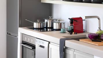 Fridge, oven, stovetop, dishwasher