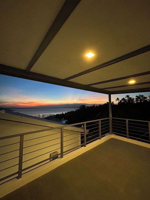 Property grounds - Lakeview Loft with Sunset Deck (Mataas Na Kahoy)
