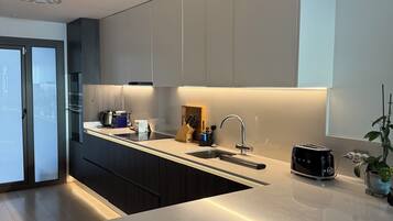 Een koelkast, een magnetron, een oven, een kookplaat