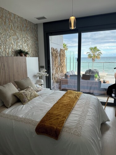 MAJESTIC LUXURY VILLA OVERLOOKING THE SEA, ALICANTE.IN FIRST LINE BEACH!!!