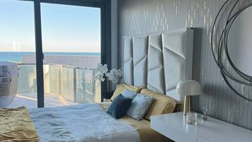 3 slaapkamers, een bureau, een strijkplank/strijkijzer, reisbedje