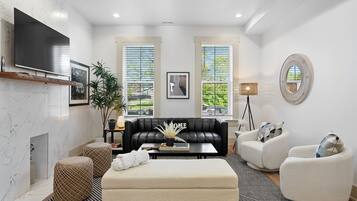 Smart TV, chimenea, videojuegos y oficina