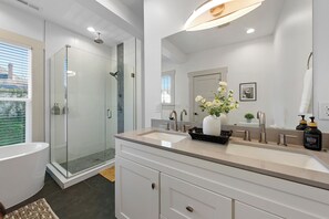 Hair dryer, towels - Come see the vibe for yourself & enjoy hassle-free fun with your family! (Columbus)