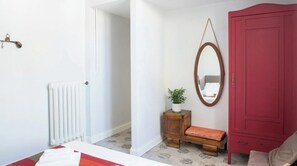 4 soverom, skrivebord, strykejern/-brett og reiseseng for barn