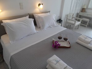 Deluxe tweepersoonskamer, balkon, uitzicht op de baai | Een kluis op de kamer, een laptopwerkplek, gratis wifi