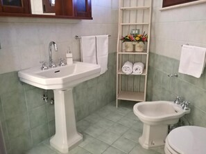 Ducha, artículos de higiene personal gratuitos y secador de pelo